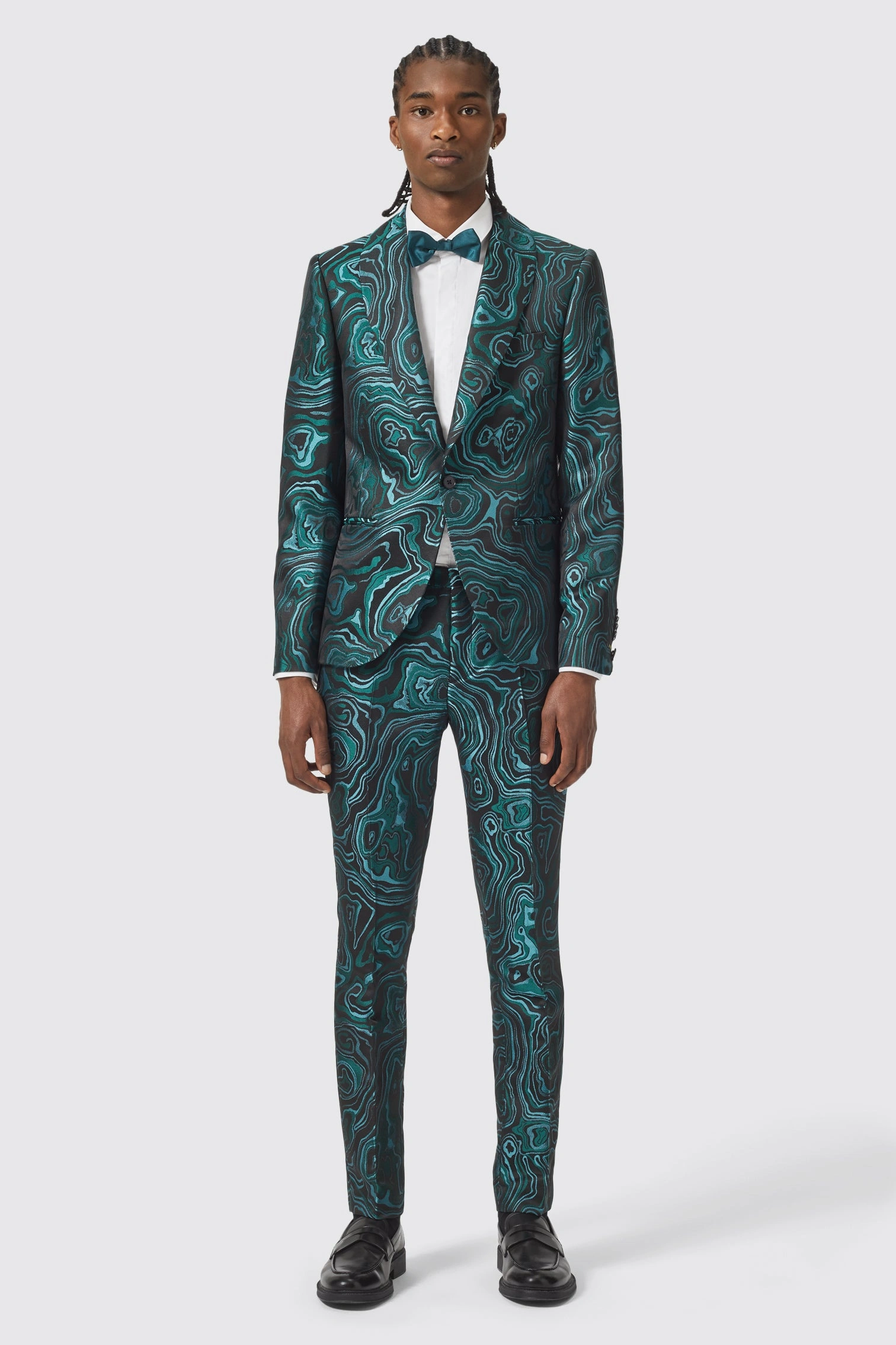Emerald Jacquard Elegance: A Tailored Green Jacket for the Discerning Gent.